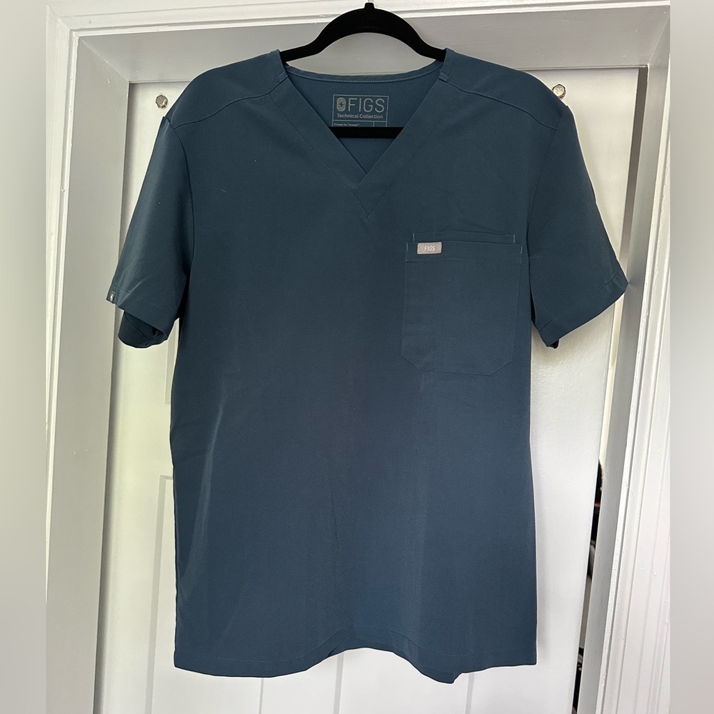 FIGS men two-pocket Leon shirt, size M. Lightly worn. Color Dark Harbor.